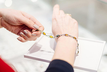 翡翠与其说是珠宝 不如说